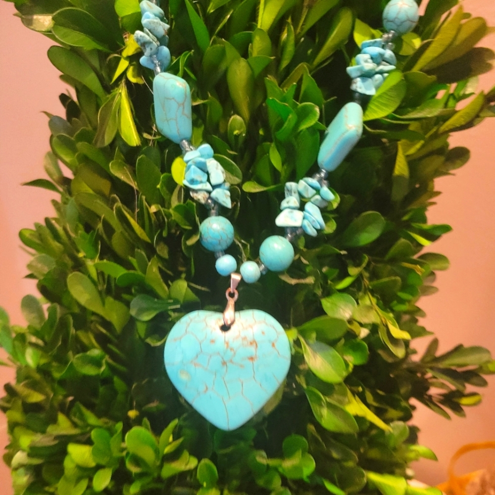 Turquoise howlite heart necklace - Picture 1 of 3